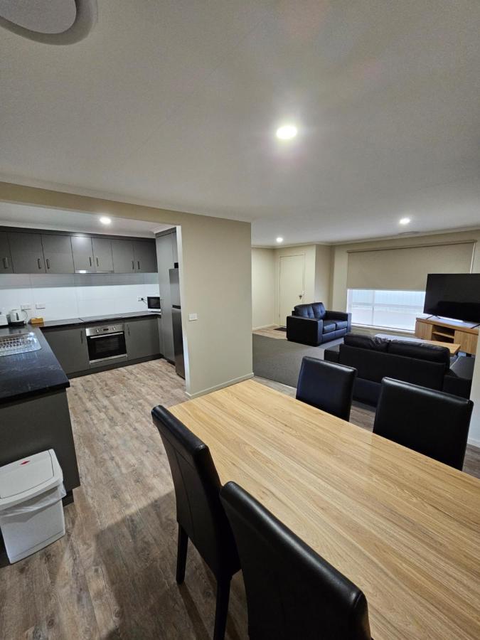 Top Of The Town Motel & Apartments เบแนลลา ภายนอก รูปภาพ